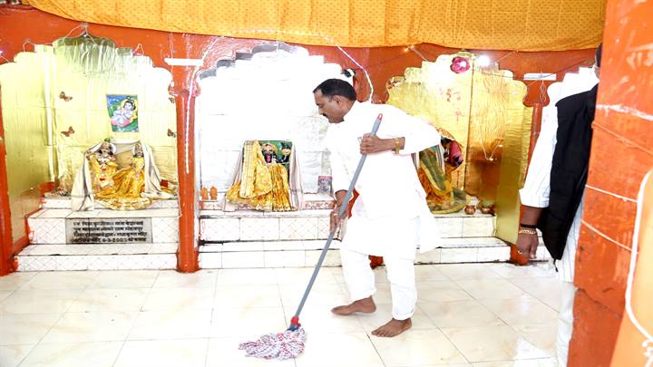 मंदिर हमारी आस्था के केंद्र हैं, उन्हें स्वच्छ और सुंदर रखना हमारी जिम्मेदारी- मंत्री श्री शुक्ला